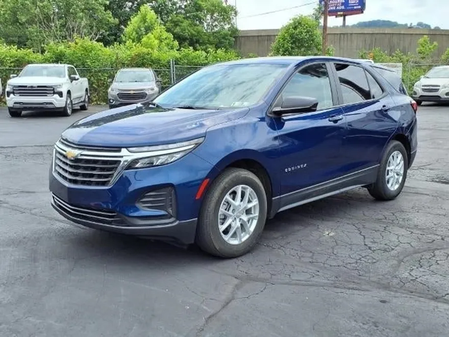 2023 Chevrolet Equinox LS photo 1
