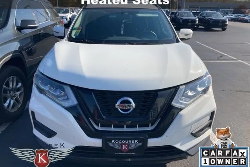 2017 Nissan Rogue SV photo 1