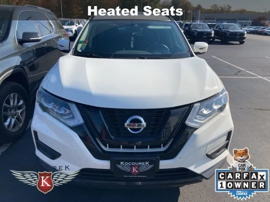 2017 Nissan Rogue SV photo 1