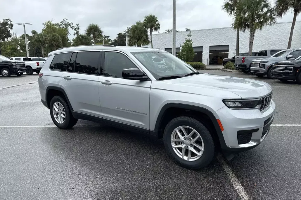 2022 Jeep Grand Cherokee Laredo photo 1