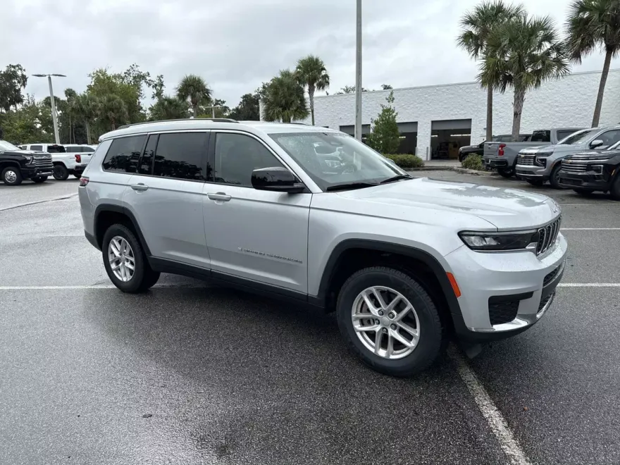 2022 Jeep Grand Cherokee Laredo photo 1