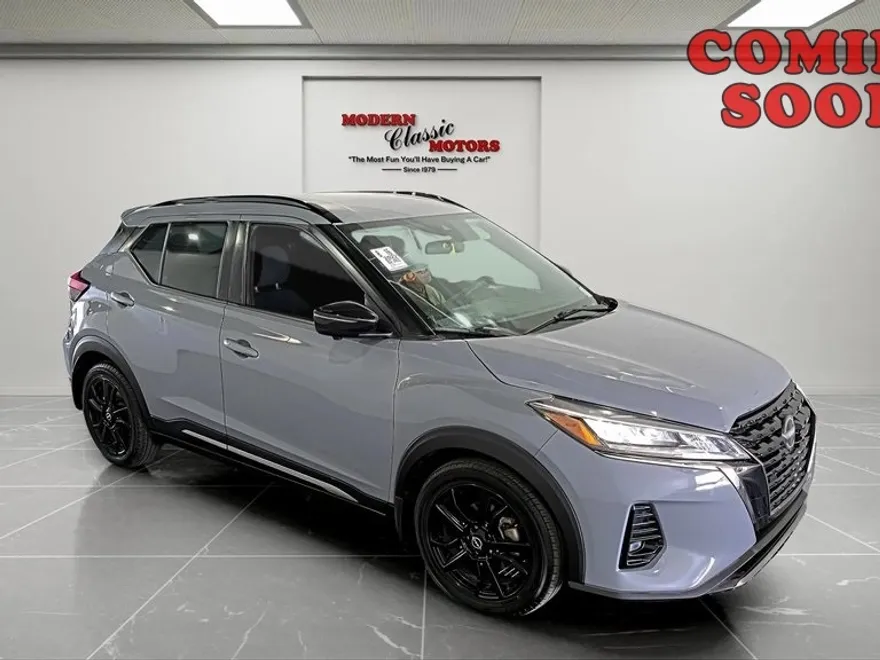 2022 Nissan Kicks SR photo 1
