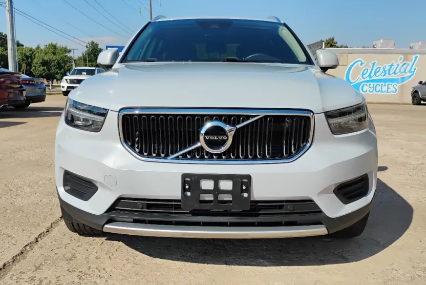 2022 Volvo XC40 Momentum photo 1