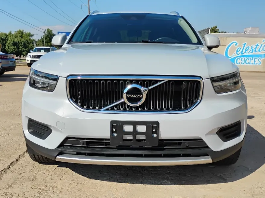 2022 Volvo XC40 Momentum photo 1