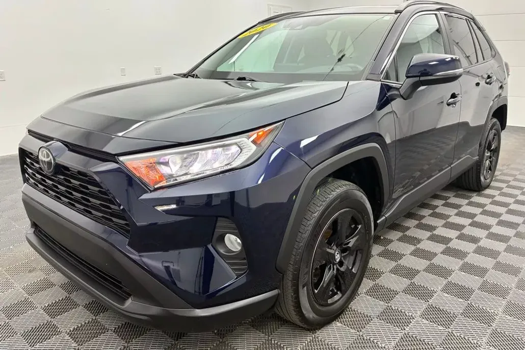 2020 Toyota RAV4 XLE photo 1