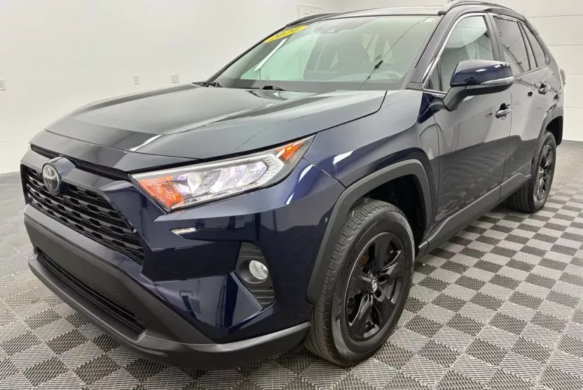 2020 Toyota RAV4 XLE photo 1