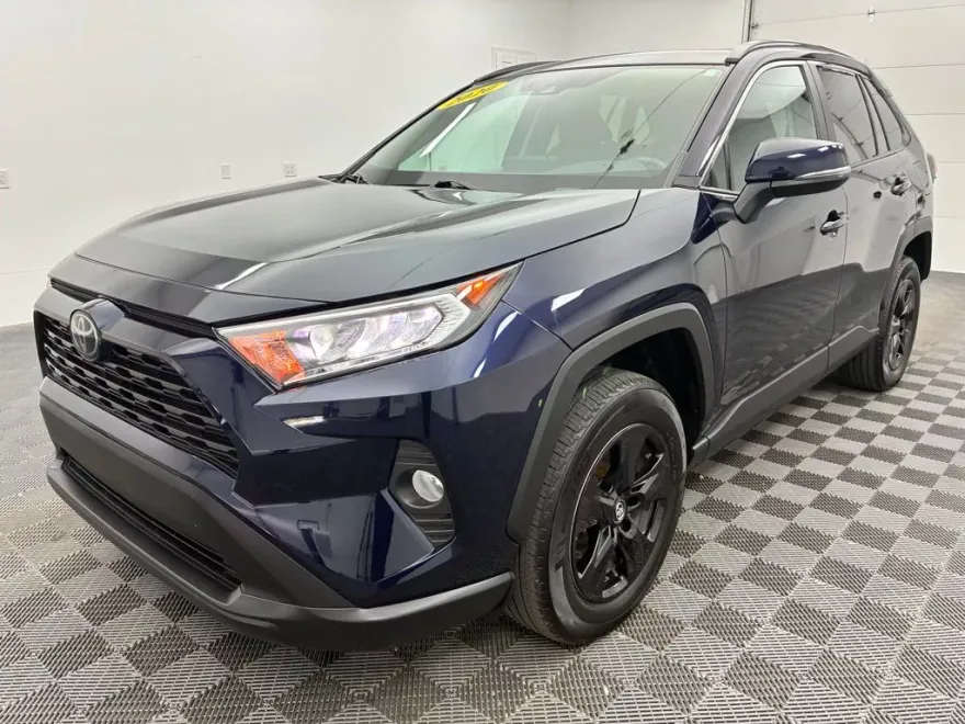 2020 Toyota RAV4 XLE photo 1