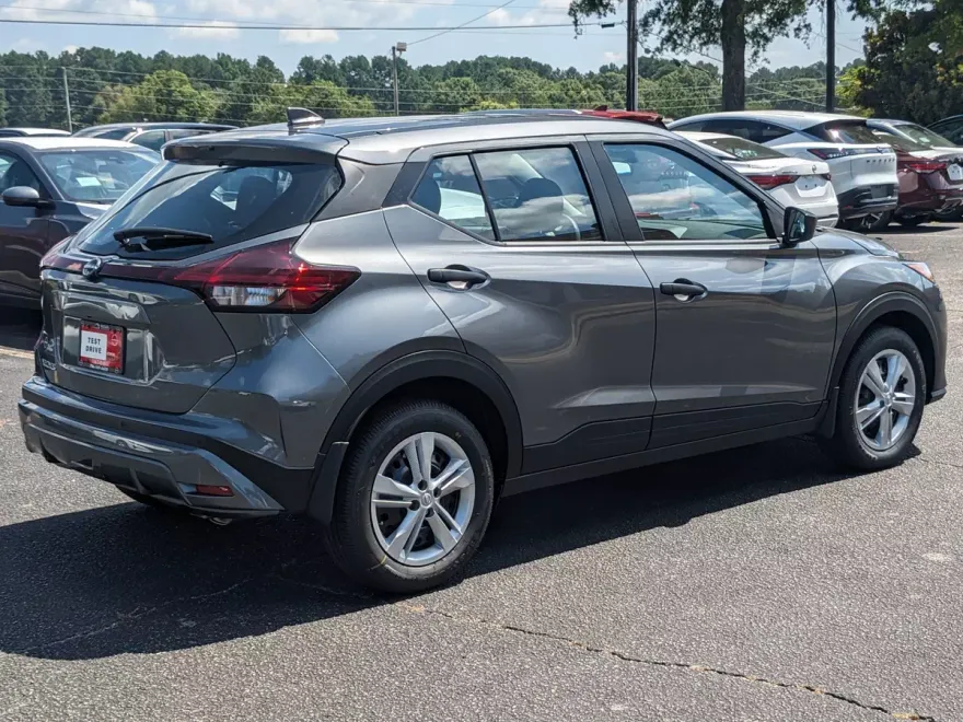 2025 Nissan Kicks Play S photo 1