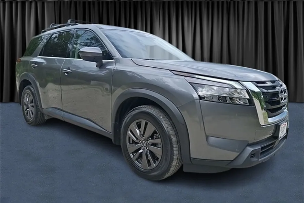 2022 Nissan Pathfinder SV photo 1