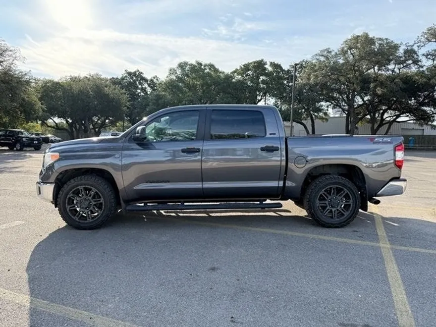2017 Toyota Tundra SR5 photo 1