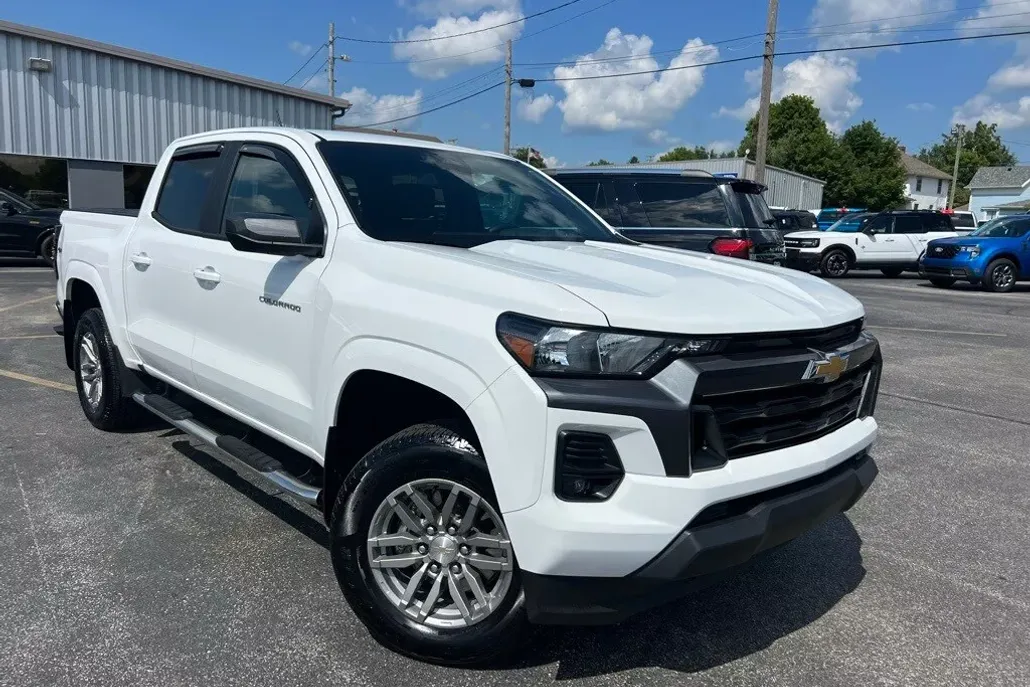 2024 Chevrolet Colorado LT photo 1