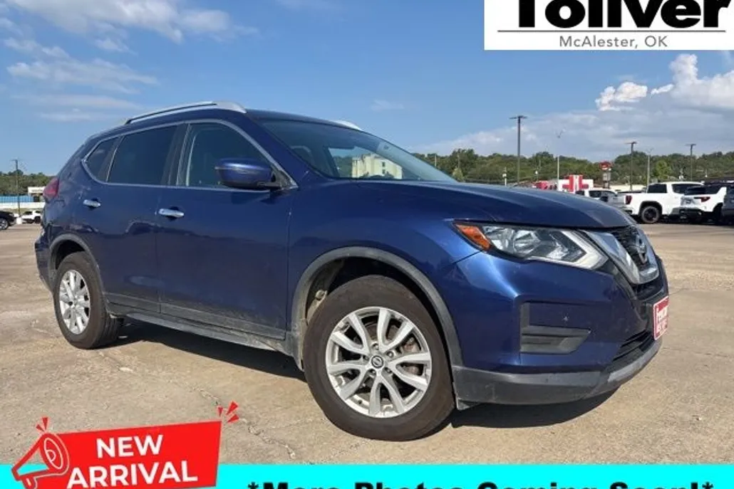 2017 Nissan Rogue SV photo 1