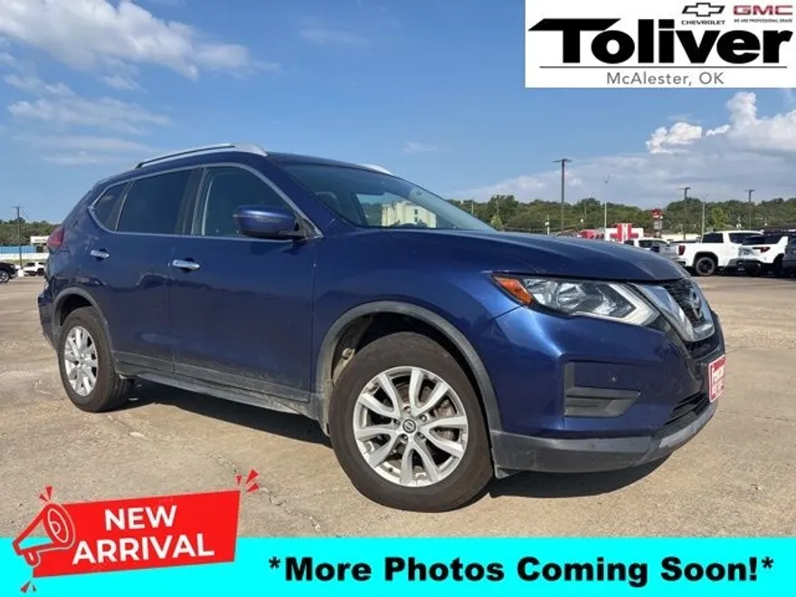 2017 Nissan Rogue SV photo 1