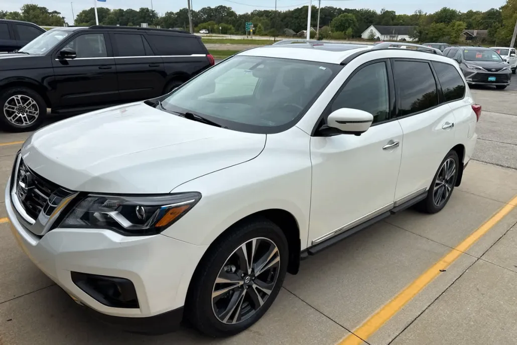 2019 Nissan Pathfinder Platinum 4x4 photo 1