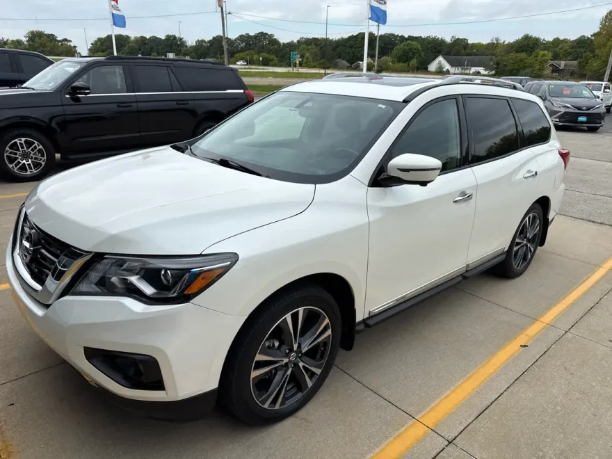 2019 Nissan Pathfinder Platinum 4x4 photo 1