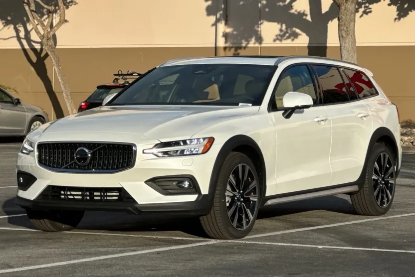 2026 Volvo V60 Cross Country B5 photo 1
