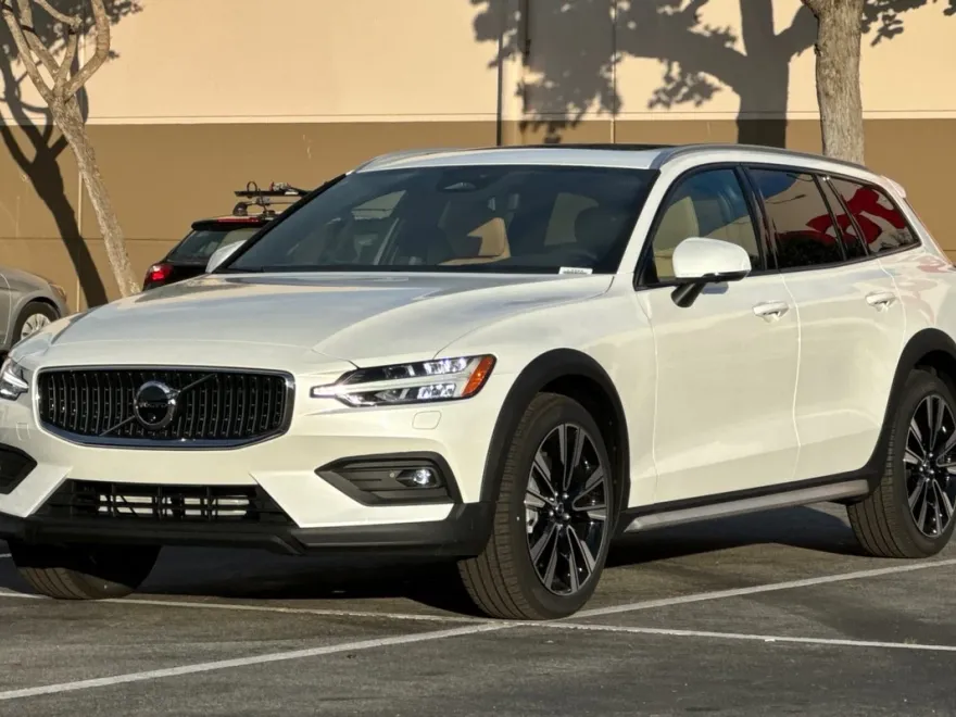 2026 Volvo V60 Cross Country B5 photo 1