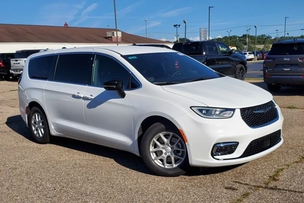 2026 Chrysler Pacifica photo 1