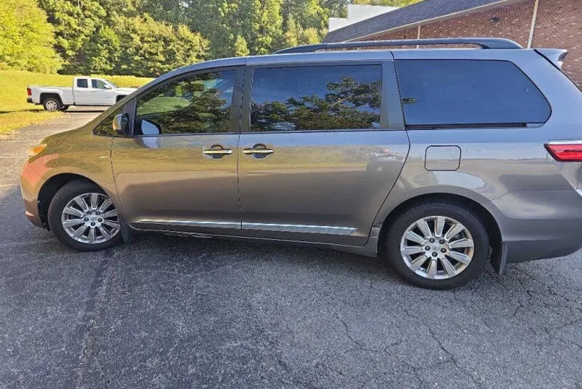 2016 Toyota Sienna XLE Premium photo 1