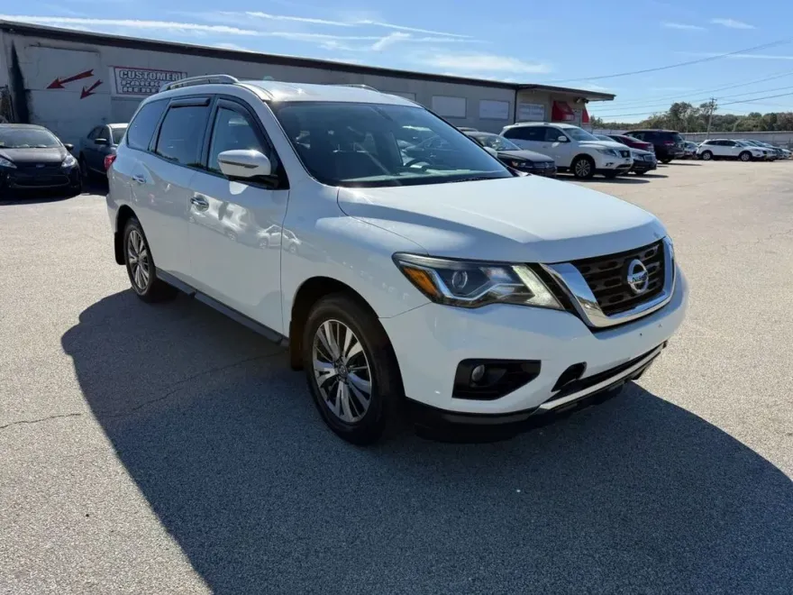 2018 Nissan Pathfinder SL photo 1