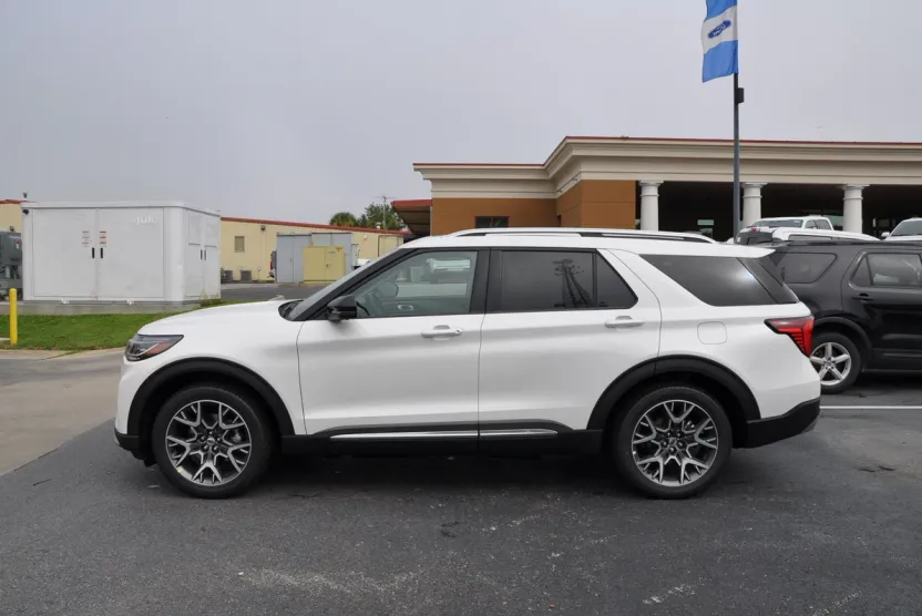 2025 Ford Explorer Platinum photo 1