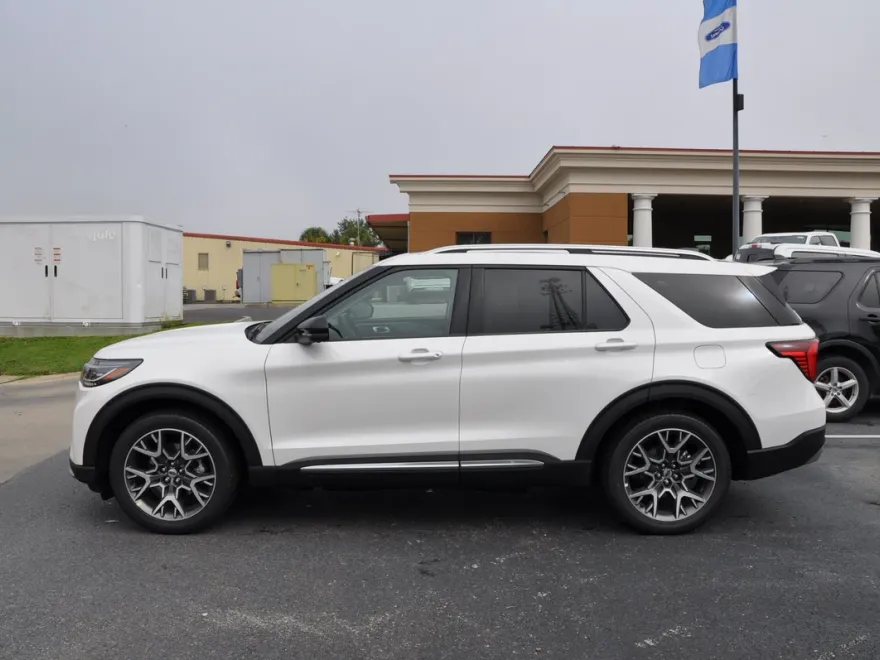 2025 Ford Explorer Platinum photo 1