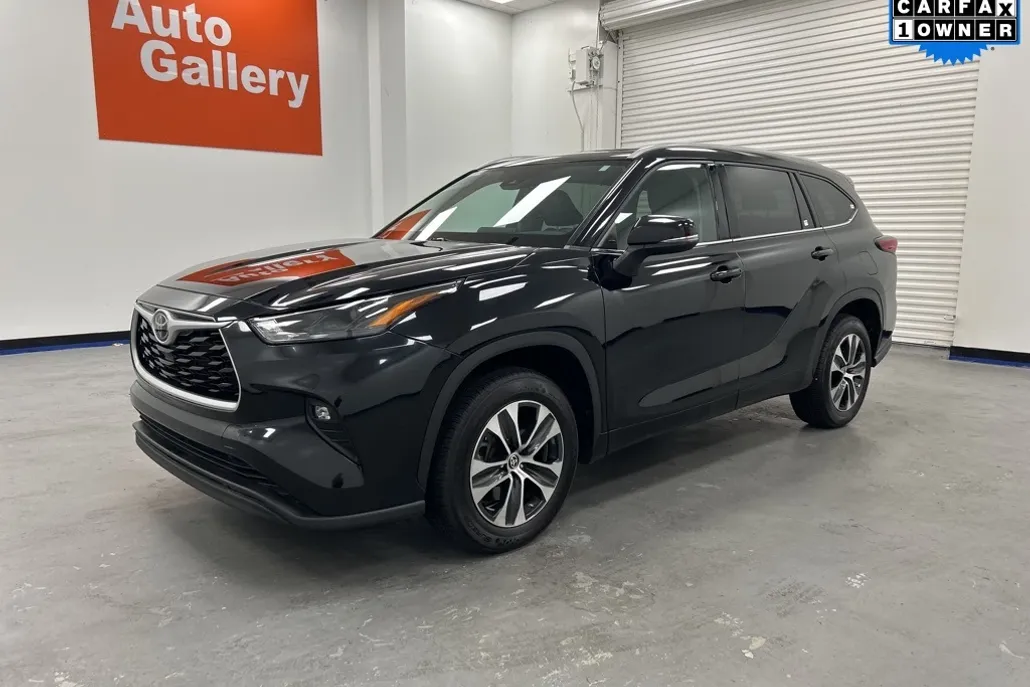 2022 Toyota Highlander XLE photo 1