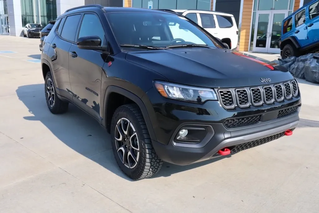 2025 Jeep Compass Trailhawk photo 1