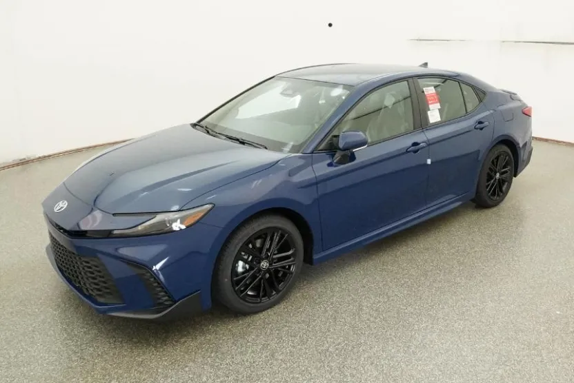 2025 Toyota Camry SE photo 1