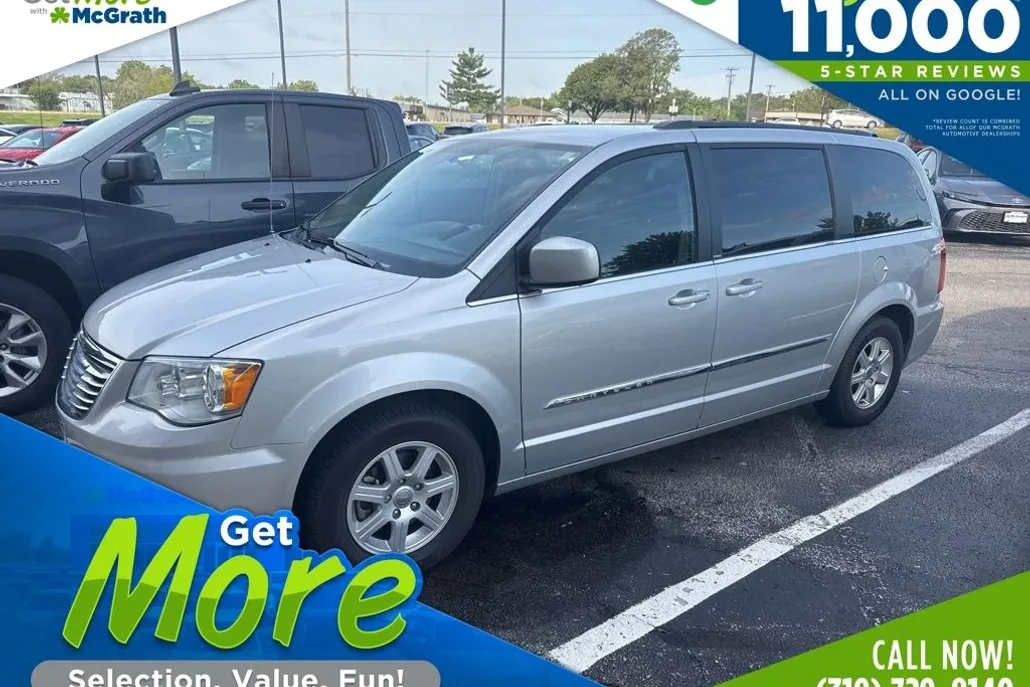 2011 Chrysler Town & Country Touring photo 1