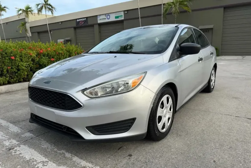 2017 Ford Focus Sedan photo 1