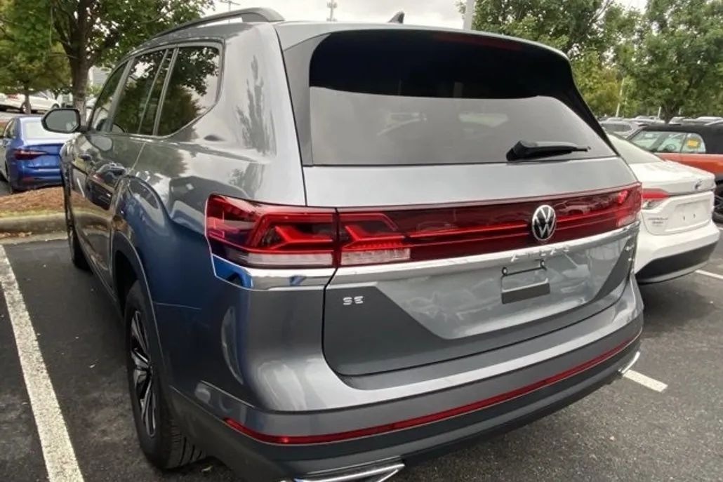 2024 Volkswagen Atlas SE photo 1