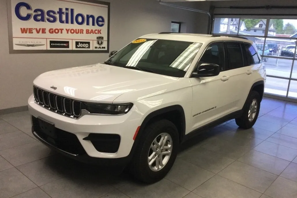 2023 Jeep Grand Cherokee Laredo photo 1