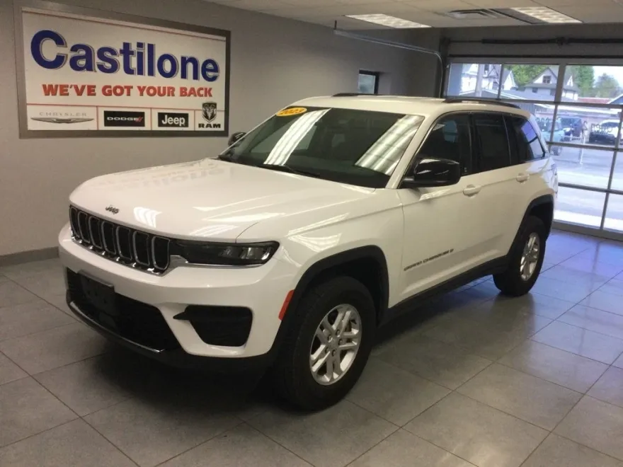 2023 Jeep Grand Cherokee Laredo photo 1