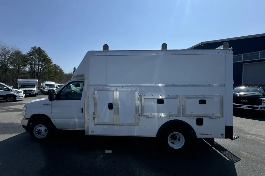2026 Ford E-450 Cutaway DRW photo 1