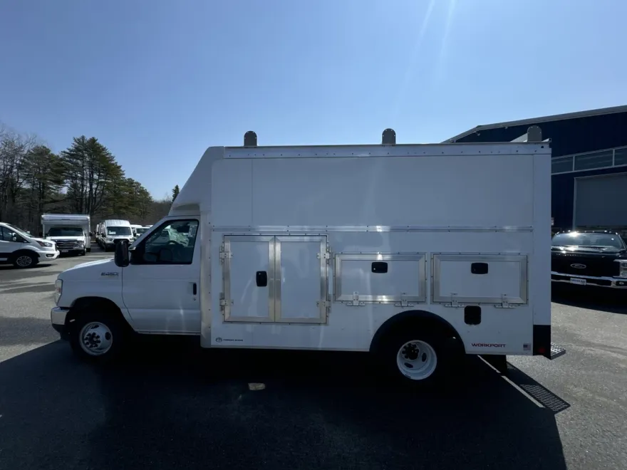 2026 Ford E-450 Cutaway DRW photo 1