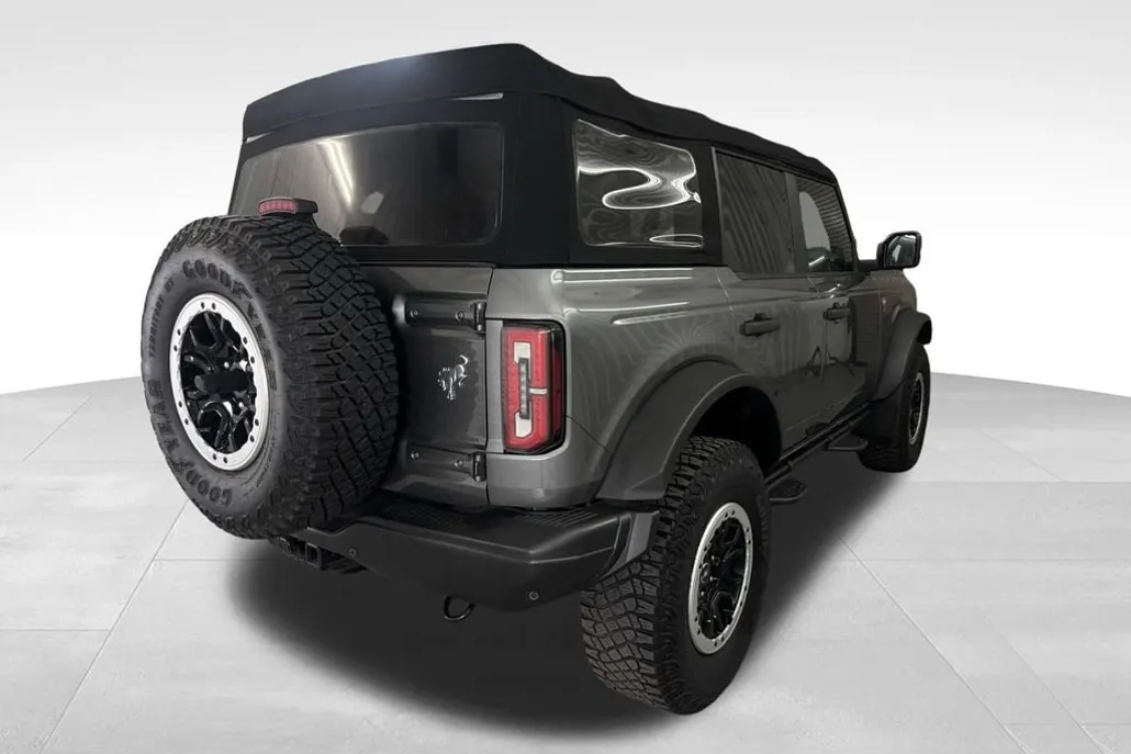 2022 Ford Bronco Base photo 1