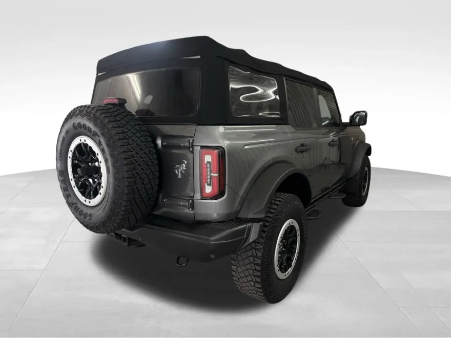 2022 Ford Bronco Base photo 1