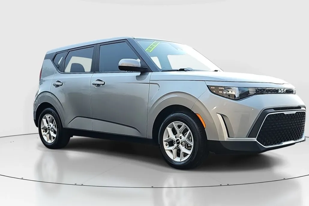 2023 Kia Soul LX photo 1