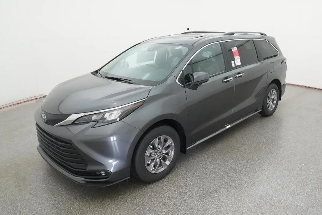 2025 Toyota Sienna XLE photo 1
