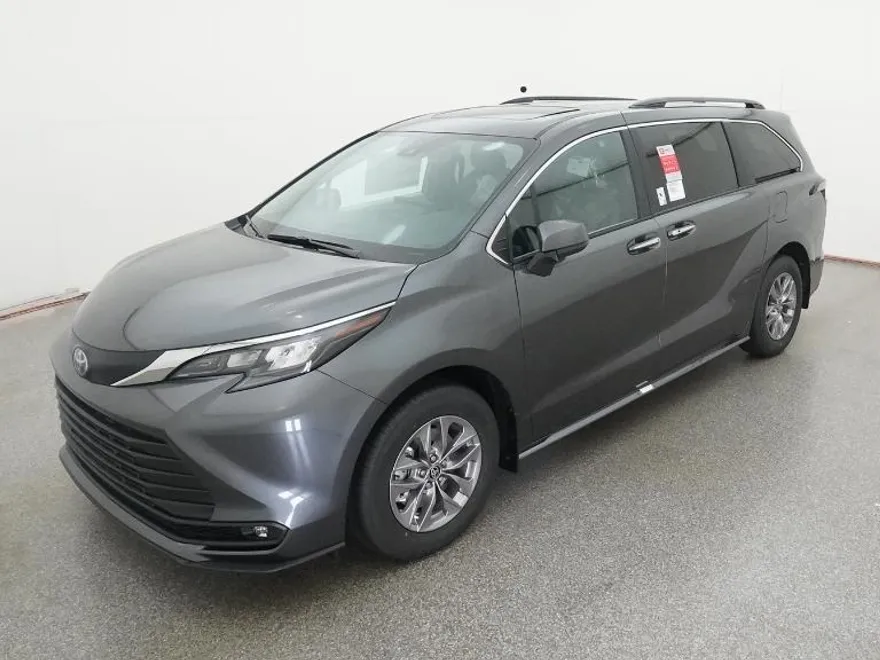 2025 Toyota Sienna XLE photo 1
