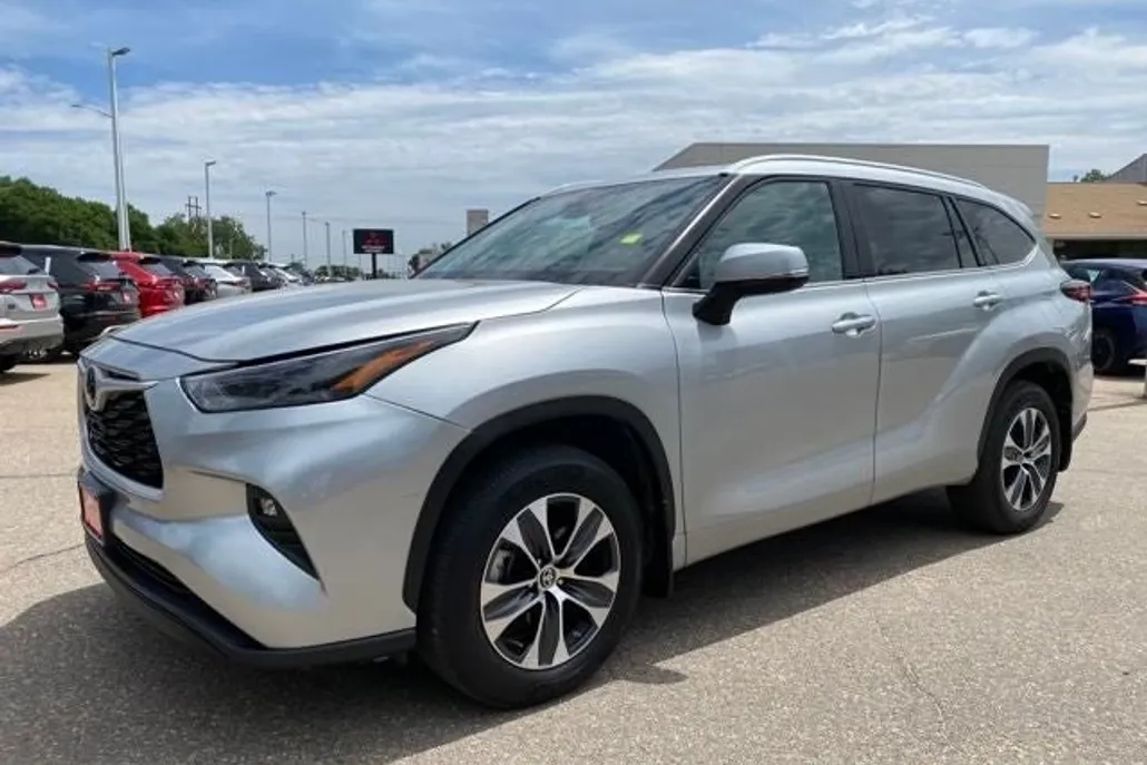 2024 Toyota Highlander XLE photo 1