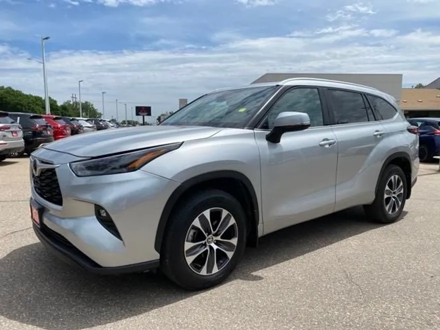 2024 Toyota Highlander XLE photo 1