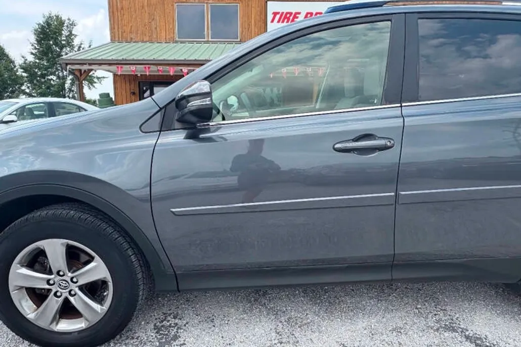 2015 Toyota RAV4 XLE photo 1