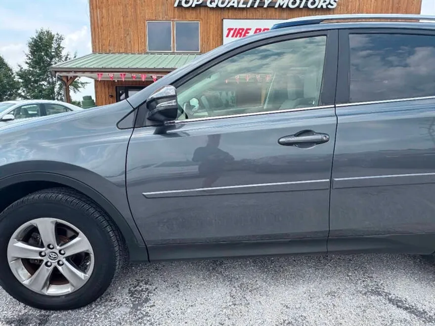 2015 Toyota RAV4 XLE photo 1