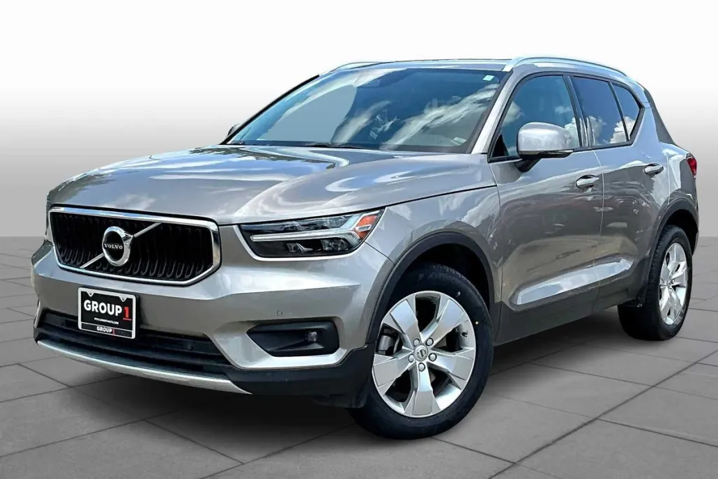 2022 Volvo XC40 Momentum photo 1