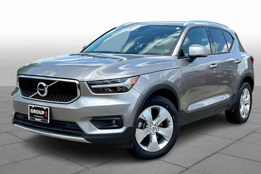 2022 Volvo XC40 Momentum photo 1