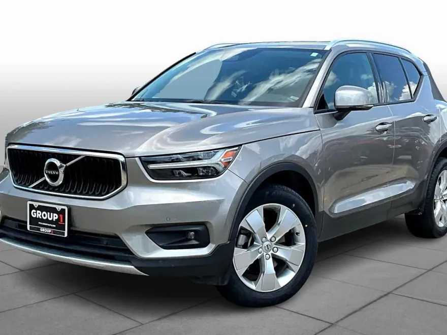 2022 Volvo XC40 Momentum photo 1