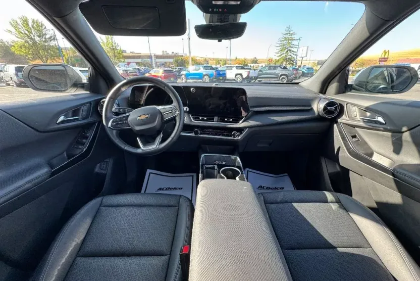 2025 Chevrolet Equinox LT photo 1