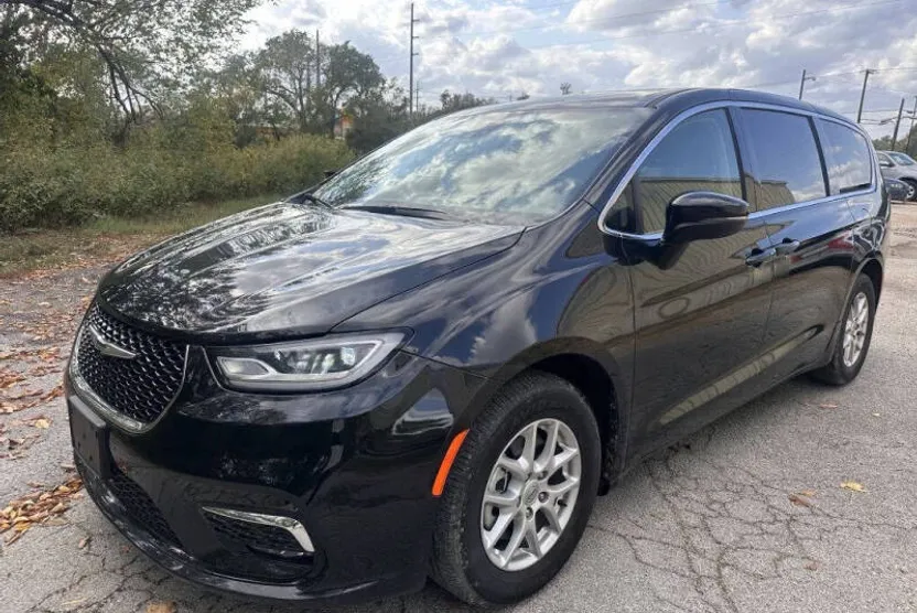 2023 Chrysler Pacifica Touring L photo 1